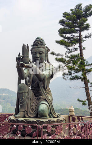 Statua del santo buddista facendo offerte al Buddha a Tian Tan Buddha, Isola di Lantau, Hong Kong Foto Stock