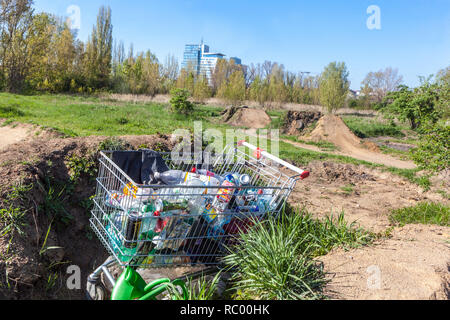 Abbandonato carrello con rifiuti, Rohan Isola, Karlin Praga Foto Stock