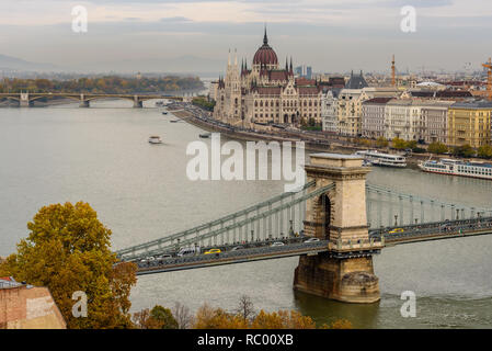 Panorama del parlamento ungherese e il Ponte delle Catene (Szechenyi lanchid), oltre il Fiume Danubio, Budapest, Ungheria Foto Stock