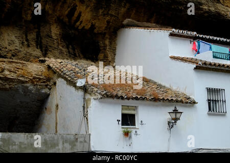 Case costruite nella scogliera e grotte. A Setenil de las Bodegas, Andalusia. Spagna Foto Stock