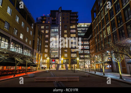 Oozells Square, Birmingham City Centre di notte, REGNO UNITO Foto Stock