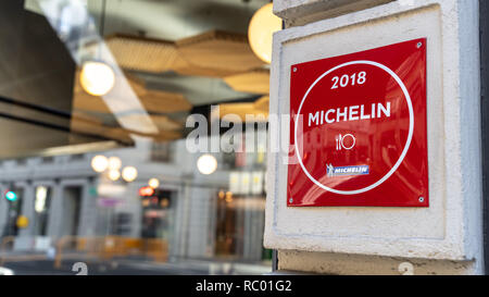 Logo Michelin sulla facciata di un ristorante nel centro di Valencia. La Guida MICHELIN il logo in rosso. Michelin guida rossa. Foto Stock