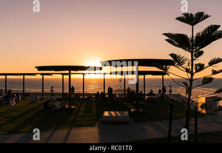 Silhouette al tramonto sulla spiaggia della città, Australia occidentale Foto Stock