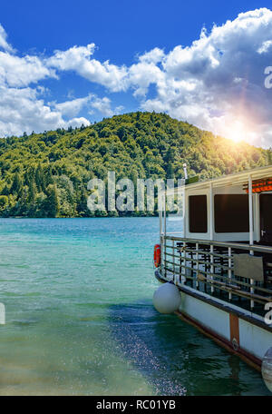 Barca sul Lago - Parco nazionale dei laghi di Plitvice in Croazia. Foto Stock