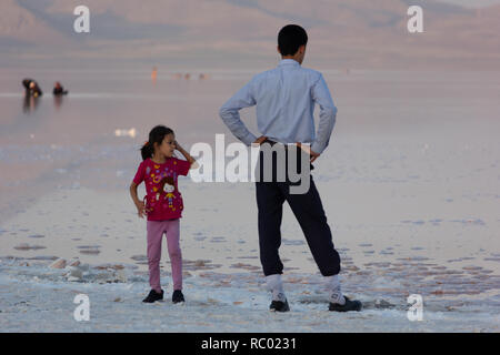 Un giovane ragazzo con sua sorella nella distesa di sale del lago di Urmia, West Azerbaijan provincia, Iran Foto Stock