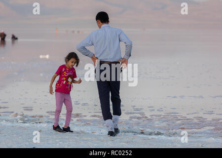 Un giovane ragazzo con sua sorella nella distesa di sale del lago di Urmia, West Azerbaijan provincia, Iran Foto Stock