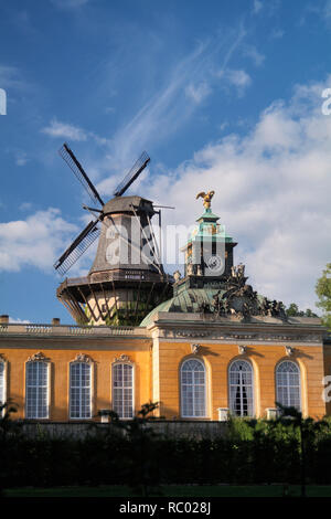 Neue Kammern, Gästeschloss des Schlosses Sanssouci mit Bockwindmühle, Potsdam, Brandeburgo, Deutschland, Europa | nuove camere, Neue Kammern, guestcas Foto Stock