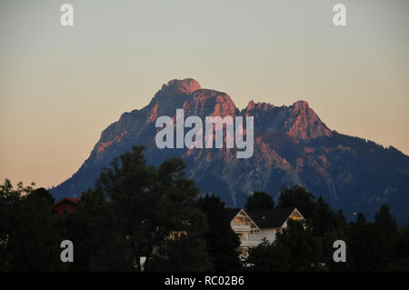 Il monte Säuling vicino a Füssen vista da Hopfen lago al tramonto con rocce rosse Foto Stock
