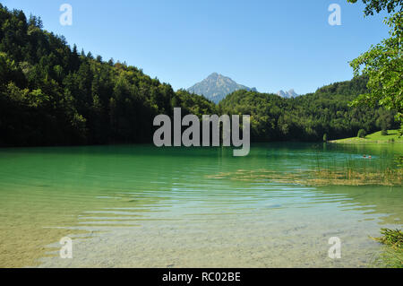 Vista sul lago Alat vicino a Füssen e Hopfen - verde acqua con mountain in background Foto Stock