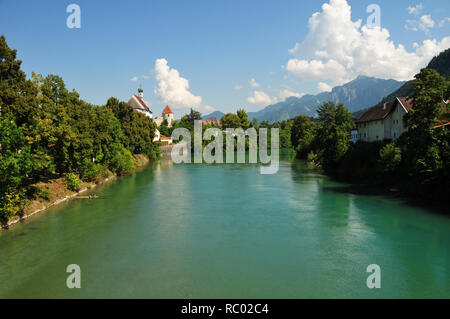 Vista sul lago di Forggen con cielo blu e nuvole una chiesa Foto Stock