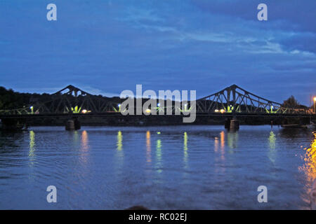 Glienicker Brücke, Verbindung Berlino - Potsdam über die Havel, im 'Kalten Krieg' Agentenaustausch Ost-West, z.B. Abele - Gary Powers 1962, Potsdam, Bra Foto Stock