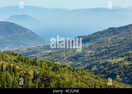 Misty estate costa collinare panoramica (Grecia LEFKADA). Vista dall'alto. Foto Stock