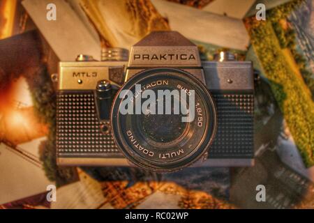 Retrò fotocamera a pellicola film con immagini in background Foto Stock