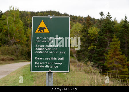 Un segno avverte di orsi in Forillon National Park sulla Gaspé Peninsual del Québec in Canada. Essa informa gli escursionisti per mantenere la loro distanza. Foto Stock