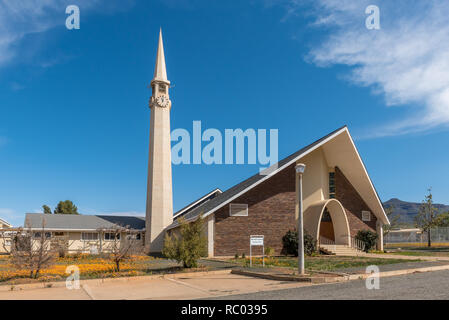 CALVINIA, SUD AFRICA, 30 agosto 2018: la chiesa olandese riformata Hantam in Calvinia nel nord della provincia del Capo. Fiori Selvatici sono visibili Foto Stock