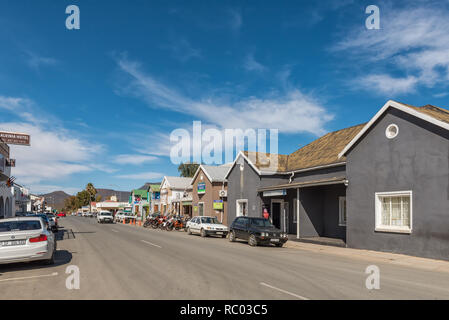 CALVINIA, SUD AFRICA, 30 agosto 2018: una scena di strada in Calvinia nel nord della provincia del Capo. Le imprese e i veicoli sono visibili Foto Stock