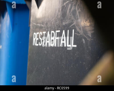 Usato il nero immondizia può con la parola tedesca "Restabfall' (residui) Foto Stock