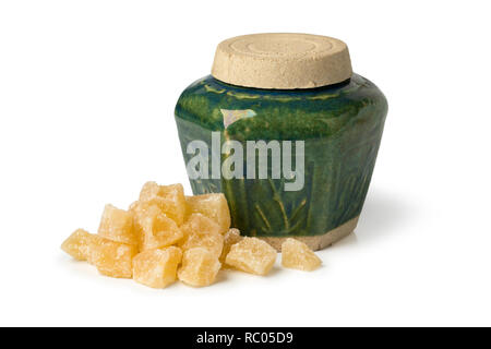 Tradizionale vendemmia verde ginger jar con zenzero candito isolati su sfondo bianco Foto Stock