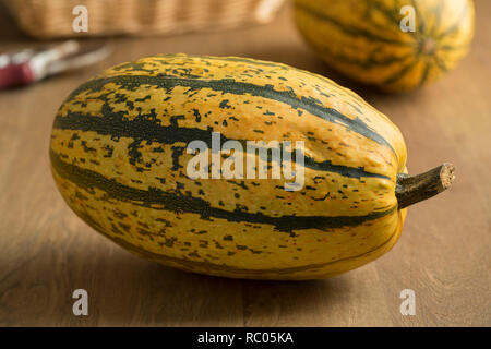 Tutto fresco verde e giallo listati zucca spaghetti Foto Stock