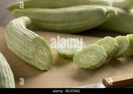 Affettato crudo fresco cetriolo armeno close up Foto Stock