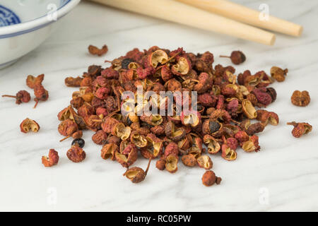 Cumulo di essiccato cinese Pepe Sichuan close up Foto Stock