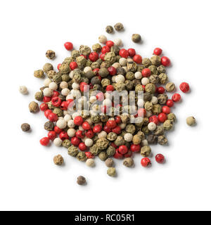 Cumulo di mixtured rosso,bianco e peppe verde vicino fino isolato su sfondo bianco Foto Stock
