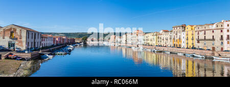 Paesaggio con la variopinta cittadina Bosa in Sardegna, Italia Foto Stock