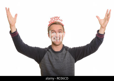 Felice uomo caucasico indossando Felice Anno Nuovo con archetto cercando exci Foto Stock