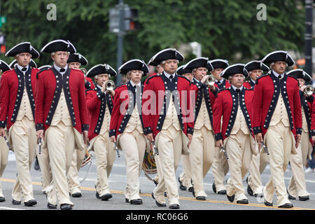 Washington, Stati Uniti d'America - 28 Maggio 2018: il National Memorial Day Parade, membri dell'U.S. Esercito vecchia guardia Fife e Drum Corps, marciando verso il basso Constitu Foto Stock