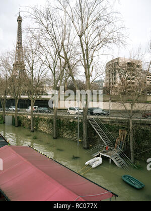 Parigi, Francia - 30 GEN 2018: vista aerea di gonfiore di Fiume Senna con la mitica Torre Eiffel come il fiume argini di overflow dopo giorni di heavy rain - Barche usate per le persone che vivono sulle chiatte Peniche Foto Stock