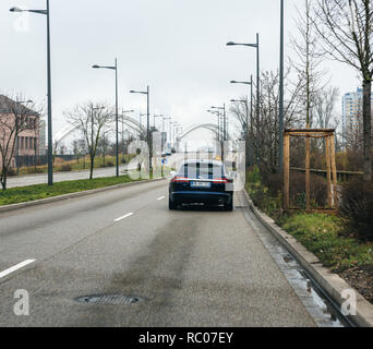 Strasburgo, Francia - Feb 18, 2018: vista posteriore della Jaguar XF vagone di lusso auto lasciando la Francia verso il confine tedesco a Strasburgo Foto Stock