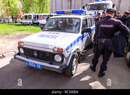 Samara, Russia - 9 Maggio 2018: polizia russa pattuglia delle vetture e unità di polizia sulla strada di città nel giorno di estate Foto Stock