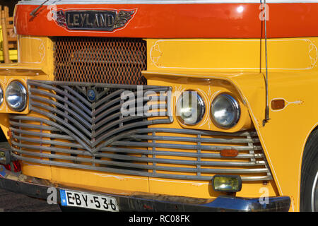 Di fronte a un autobus Leyland britannico d'epoca a la Valletta, Malta Foto Stock