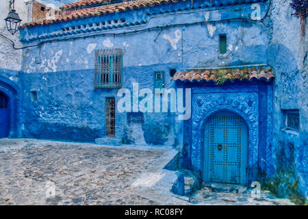 Nella Medina di Chefchaouen, tutte le case sono dipinte di blu, come quello che vediamo in questa immagine. Una vecchia casa ma decorata splendidamente. Il Marocco. Foto Stock