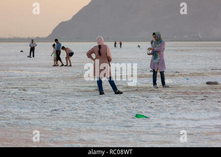 La gente che camminava sulla distesa di sale del lago di Urmia, West Azerbaijan provincia, Iran Foto Stock