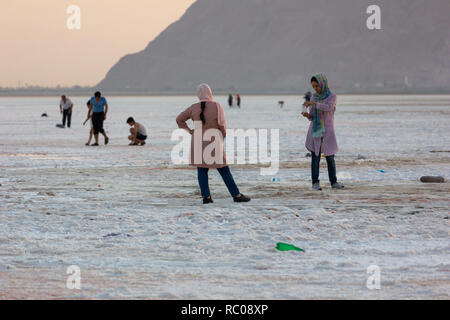 La gente che camminava sulla distesa di sale del lago di Urmia, West Azerbaijan provincia, Iran Foto Stock