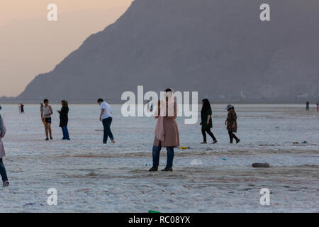 La gente che camminava sulla distesa di sale del lago di Urmia, West Azerbaijan provincia, Iran Foto Stock