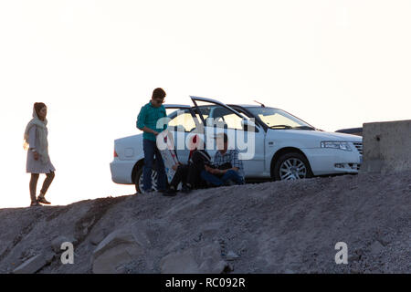 Una famiglia seduto sulla spiaggia del lago di Urmia, West Azerbaijan provincia, Iran Foto Stock