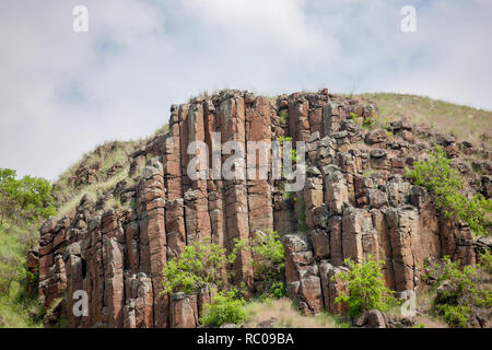 Riolite è una roccia ignea. Le strutture sono denominate giunzione colonnari. Vista dal fiume Snake in Hells Canyon National Recreation Area Foto Stock