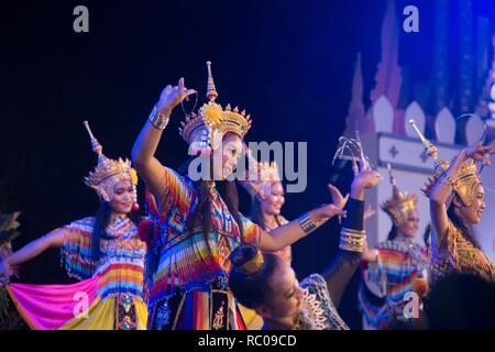 La classica Tailandese Monohra tune è un tipo di dance drama originari della Thailandia meridionale mostra sulla piattaforma in Loykratong Festival. Foto Stock