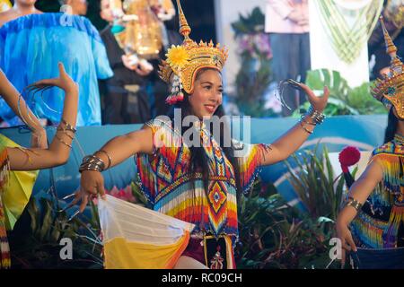 La classica Tailandese Monohra tune è un tipo di dance drama originari della Thailandia meridionale mostra sulla piattaforma in Loykratong Festival. Foto Stock