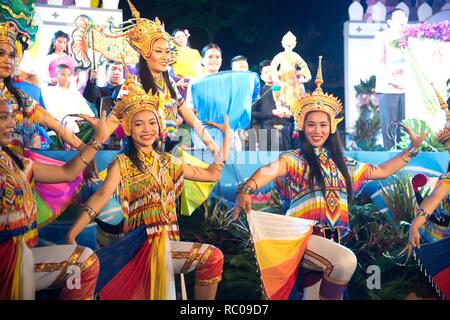 La classica Tailandese Monohra tune è un tipo di dance drama originari della Thailandia meridionale mostra sulla piattaforma in Loykratong Festival. Foto Stock