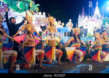 La classica Tailandese Monohra tune è un tipo di dance drama originari della Thailandia meridionale mostra sulla piattaforma in Loykratong Festival. Foto Stock