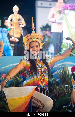 La classica Tailandese Monohra tune è un tipo di dance drama originari della Thailandia meridionale mostra sulla piattaforma in Loykratong Festival. Foto Stock