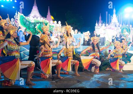 La classica Tailandese Monohra tune è un tipo di dance drama originari della Thailandia meridionale mostra sulla piattaforma in Loykratong Festival. Foto Stock