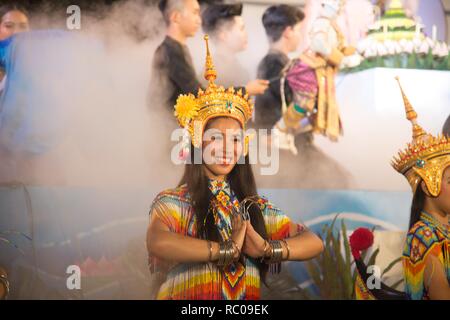 La classica Tailandese Monohra tune è un tipo di dance drama originari della Thailandia meridionale mostra sulla piattaforma in Loykratong Festival. Foto Stock