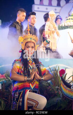 La classica Tailandese Monohra tune è un tipo di dance drama originari della Thailandia meridionale mostra sulla piattaforma in Loykratong Festival. Foto Stock