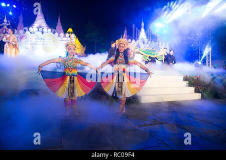 La classica Tailandese Monohra tune è un tipo di dance drama originari della Thailandia meridionale mostra sulla piattaforma in Loykratong Festival. Foto Stock