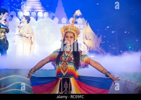 La classica Tailandese Monohra tune è un tipo di dance drama originari della Thailandia meridionale mostra sulla piattaforma in Loykratong Festival. Foto Stock