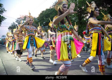 La parata di Tailandese classica tune Monohra è un tipo di dance drama originari della Thailandia meridionale sulla strada di Loykratong Festival. Foto Stock